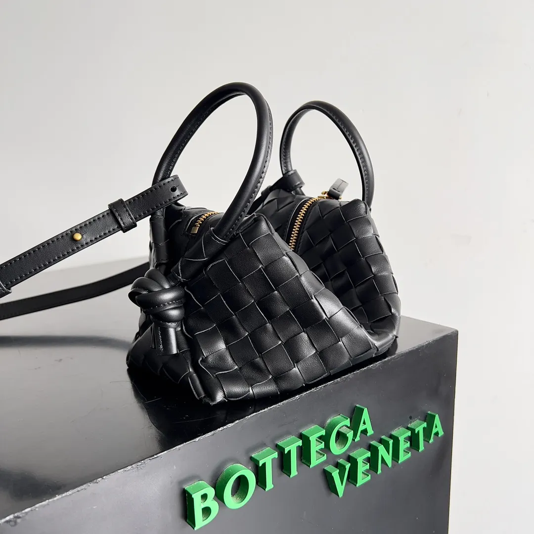 Batch 1360 BOTTEGA VENETA 2024 new loop is here! ! Many girls who like BV have owned the Loop bag. It has a simple appearance, classic weaving, and a compact and lightweight bag shape. This innovation continues the "camera bag" shape. Unlike the traditional Loop bag, which can only be worn as a crossbody bag, this innovation It can be carried by hand or cross-body, satisfying both the concave shape and daily needs. The oversized buckle can be folded and used as a handle. The sultry heat in summer ☀️ usually reduces people's desires. Having a lightweight bag will greatly enhance the happiness of traveling🫧 Style number: 796615 Size: 19*12*9cm